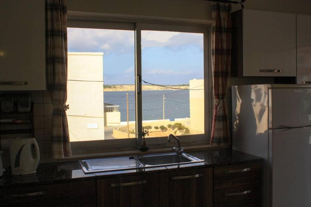 Fiesta Apartment Seaview Меллиеха Экстерьер фото